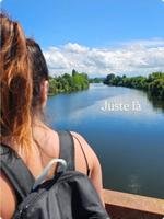 Émilie de dos avec un sac à dos près d’une rivière